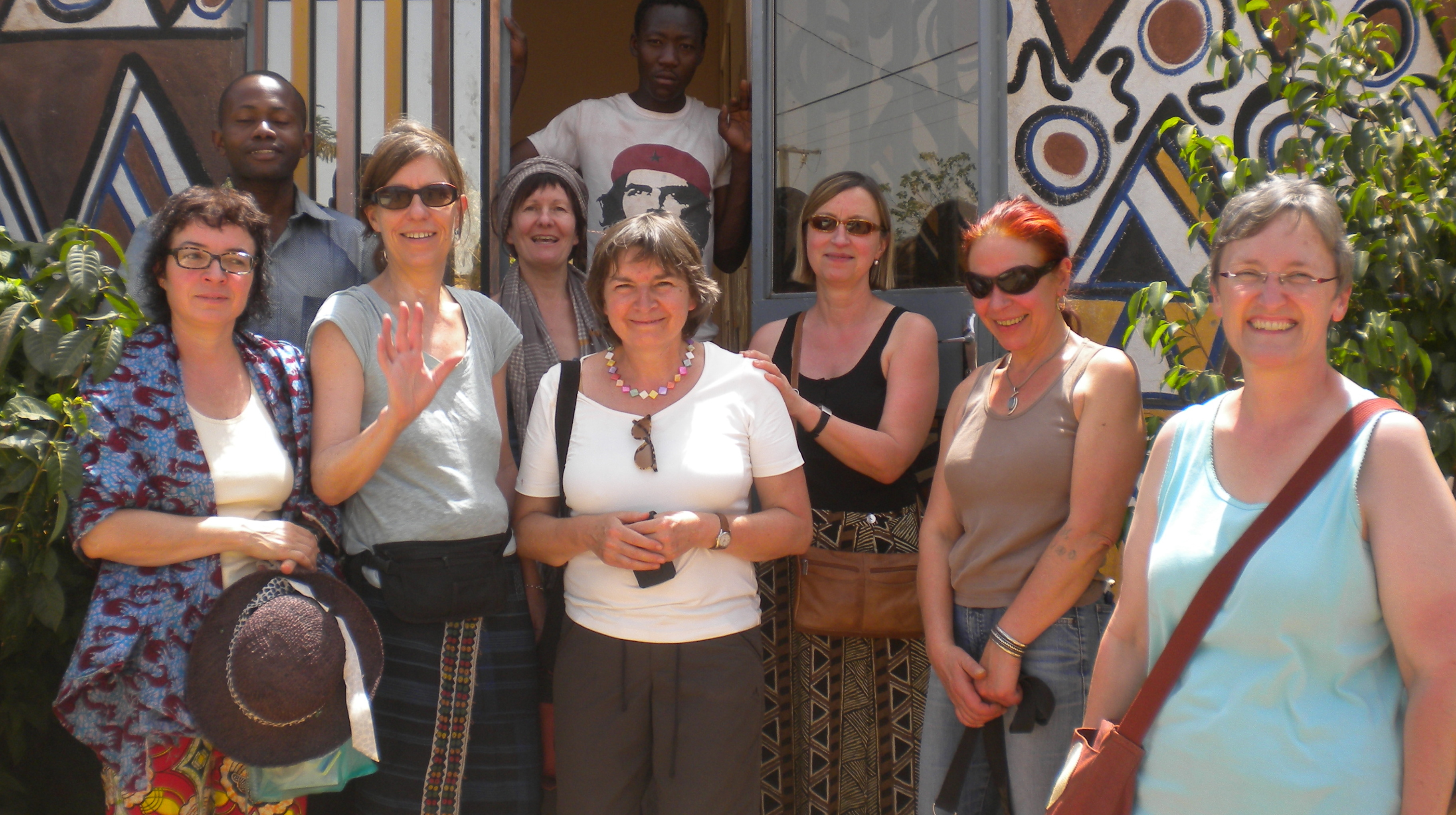 Das Foto zeigt die Frauenreisegruppe 2011 beim Abschied vor Domizil Napam Beogo/ Burkina Faso