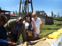 Kaffeetrocknung in Kenia mit 4 Personen