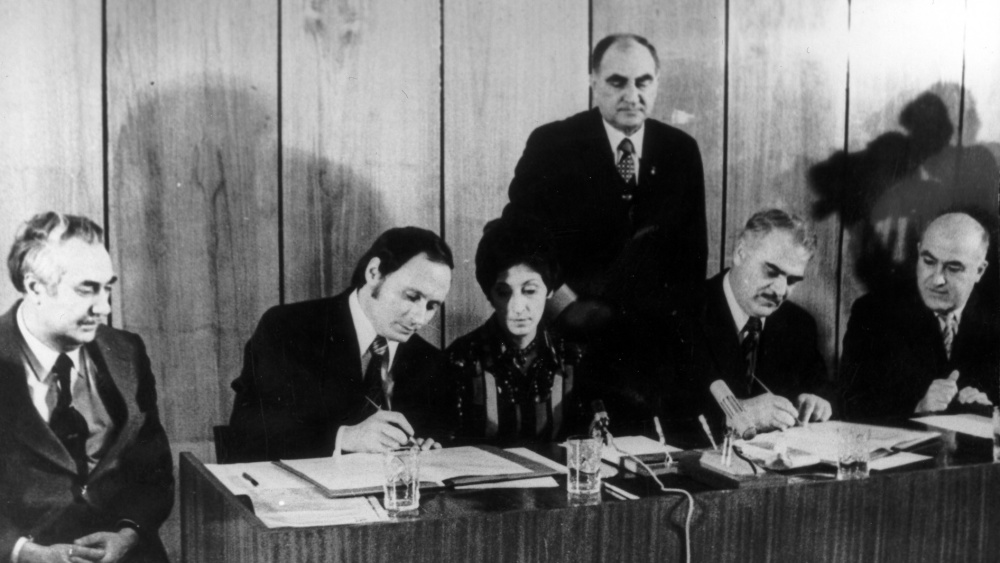 Vertragsunterzeichnung in Tbilissi durch die ehemaligen Oberbürgermeister von Saarbrücken Oskar Lafontaine (2.v.l.) und Tbilissi Bachwan Lobshanidze (5.v.l.) Vertragsunterzeichnung in Tbilissi durch die ehemaligen Oberbürgermeister von Saarbrücken Oskar Lafontaine (2.v.l.) und Tbilissi Bachwan Lobshanidze (5.v.l.)