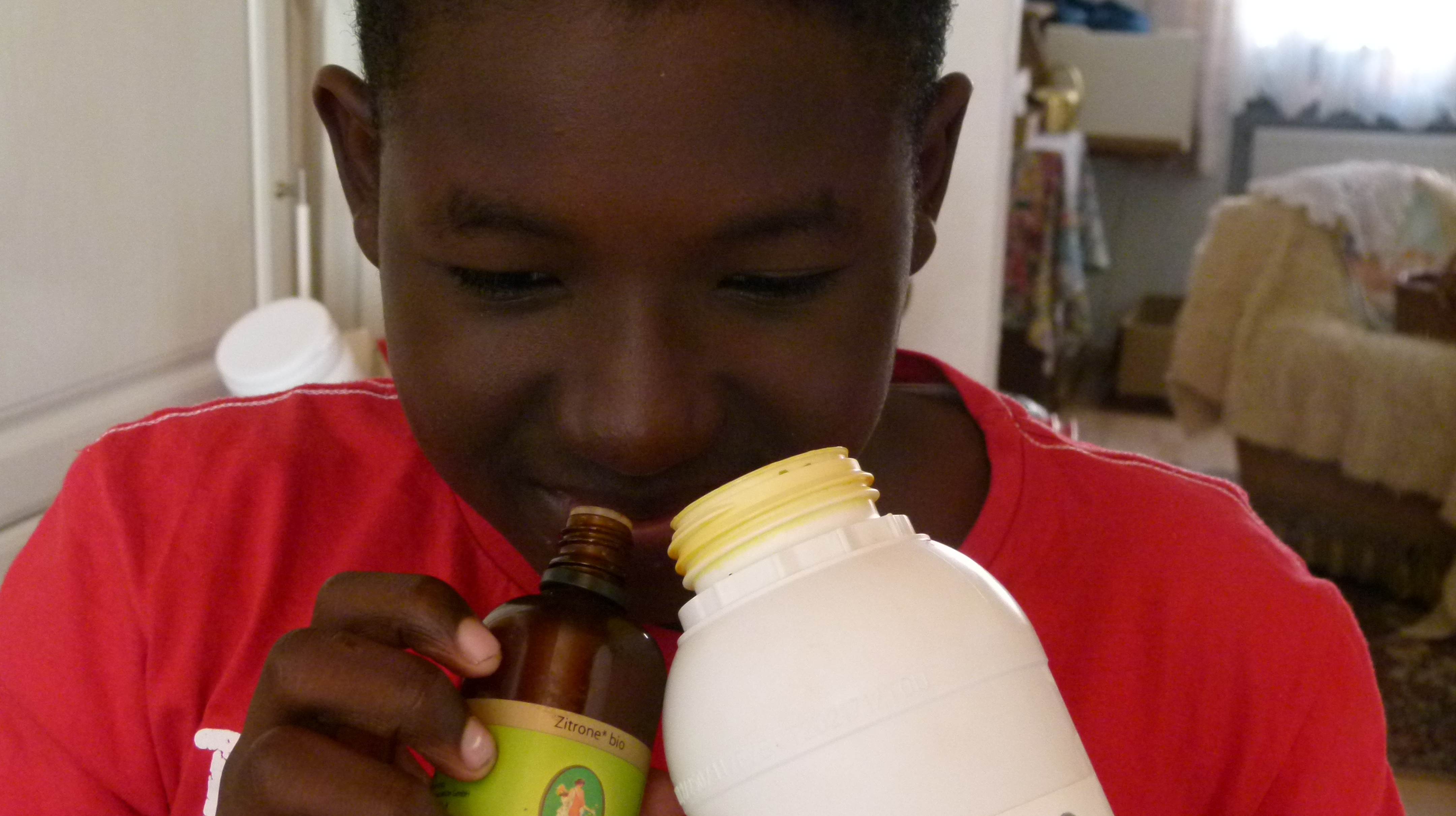 Ricco Kaboré probiert Essenzen für die Jugendseife 