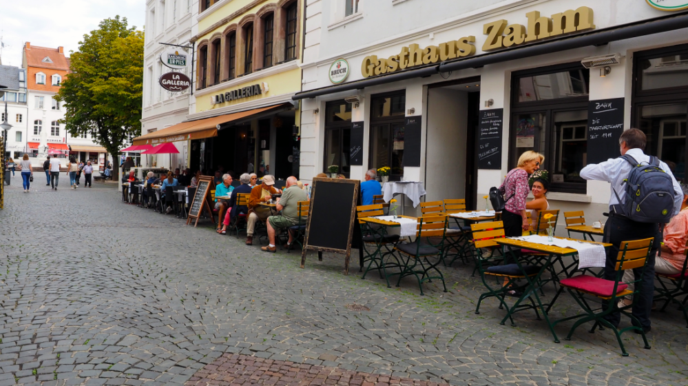 In der Fußgängerzone lädt die Gastronomie in der Saarstraße zum Genuss ein. In der Fußgängerzone lädt die Gastronomie in der Saarstraße zum Genuss ein.