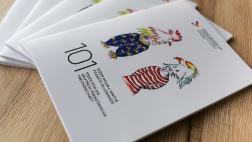 101 Ideen für die deutsch-französische Freundschaft Broschüren auf einem Tisch