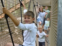 Hoch hinaus - im Abenteuerpark Kinder im Hochseilgarten