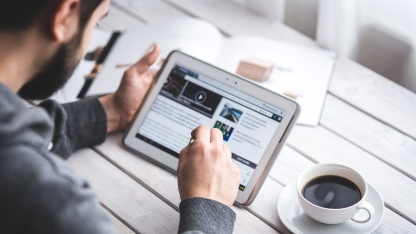 Digitaler Newsletter Mann liest Nachrichten auf Tablet-Computer