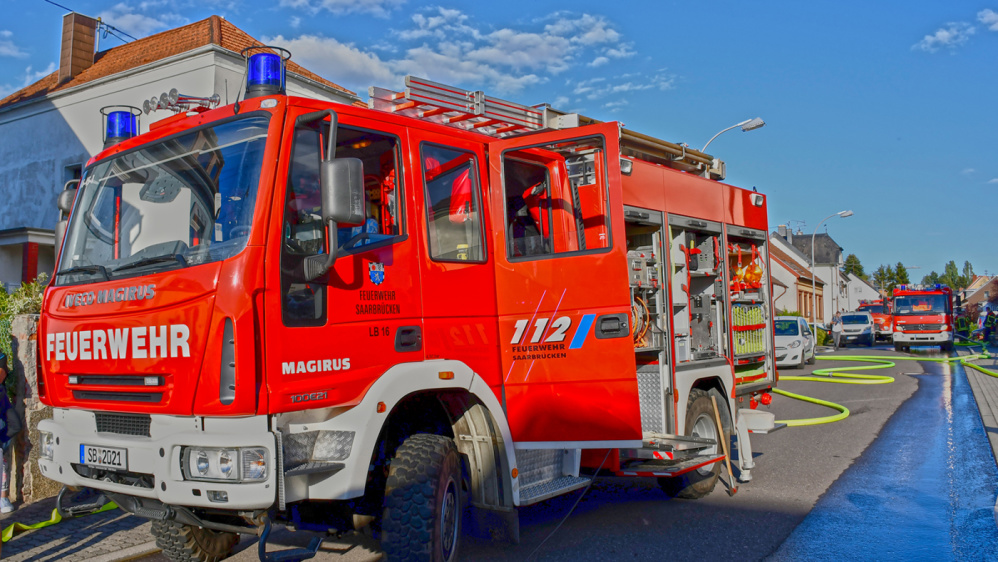 Freiwillige Feuerwehr im Einsatz Freiwillige Feuerwehr im Einsatz