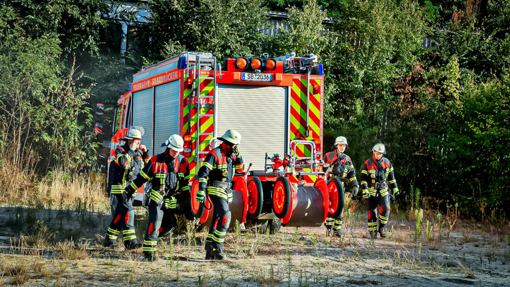Freiwillige Feuerwehr im Einsatz Freiwillige Feuerwehr im Einsatz