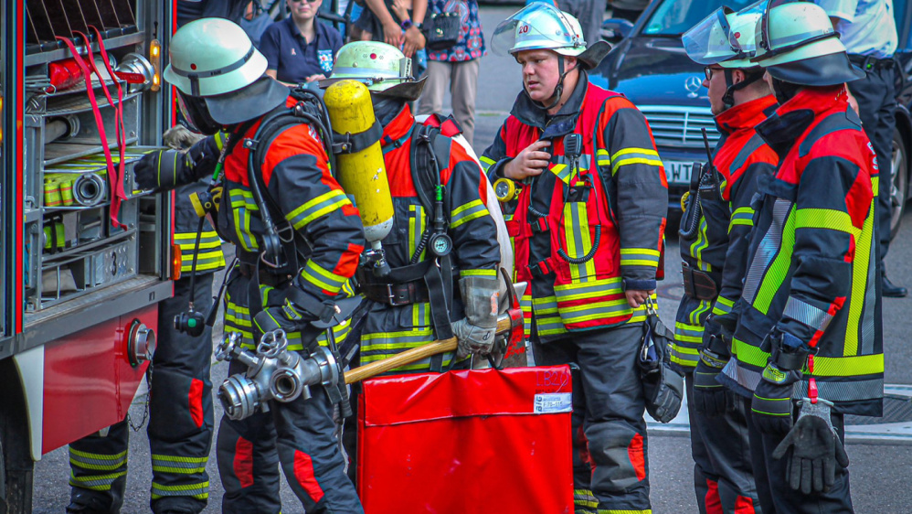 Freiwillige Feuerwehr im Einsatz Freiwillige Feuerwehr im Einsatz