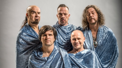 Knorkator Die fünf Mitglieder der Band Knorkator, jeder eingehüllt in ein blaues Gewand