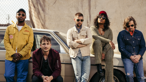 Welshly Arms Die fünf Mitglieder der Band Welshly Arms stehen vor einem Auto