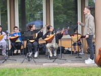 Ata Sahin und Schüler*innen Ata Sahin und Kinder mit Instrumenten