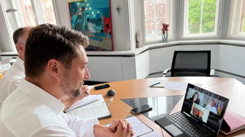 Anlässlich des ersten Jubiläums der Partnerschaft mit der Stadt Kowel hat sich OB Conradt mit dem Bürgermeister Ihor Tschaika ausgetauscht Zwei Männer vor einem Bildschirm auf der eine Videokonferenz läuft