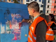 World Cleanup Day: Reinigung eines Fahrkartenautomaten OB Conradt reinigt blauen Fahrkartenautomat