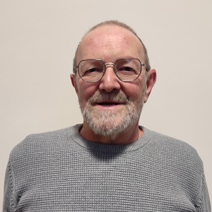 Bezirksbehindertenbeauftragter Wolfgang Schmitt steht vor einer Wand und lächelt Bezirksbehindertenbeauftragter Wolfgang Schmitt steht vor einer Wand und lächelt