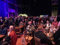 Viele Menschen sitzen an Tischen