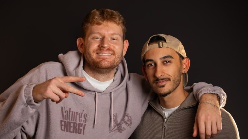 die beiden Männer vom Content-Creator-Team Kaskyyontherun lächeln in die Kamera