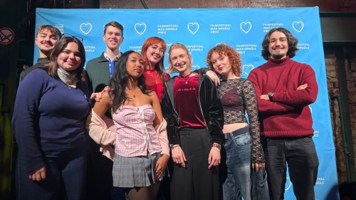 Deutsch-Französisches Blogger-Team#3 in Saarbrücken Junge Menschen vor einer blauen Wand