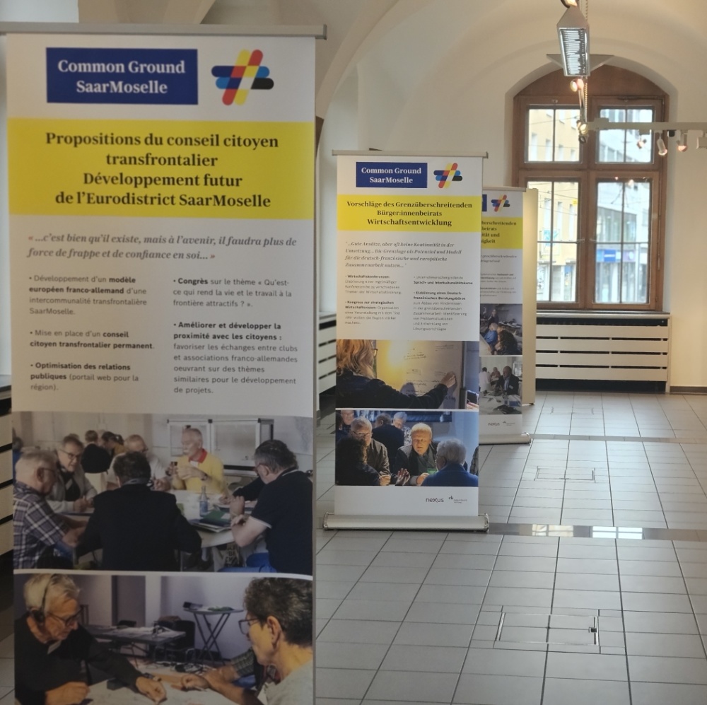 Blick in den Hauberrisser Saal mit Roll-Up Ausstellung