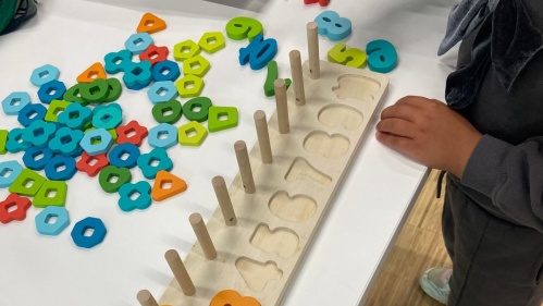 Kinder lernen spielerisch Zahlen mit speziellem Spielzeug