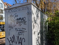 Eine mit Graffitis beschmierte Gasstation