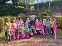 World Cleanup Day 2025: Oberbürgermeister Uwe Conradt und Ukrainisch-Deutsches Kultur- und Bildungszentrum im Saarland im Bürgerpark Menschen mit Warnwesten und Müllsäcken
