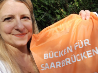 Eine Frau mit einer orangefarbenen Tüte