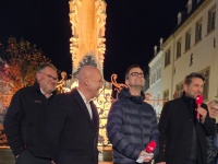 Vier Männer stehen nebeneinander vor einem erleuchteten Brunnen, einer davon ist Oberbürgermeister Uwe Conradt
