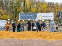 Leute posieren mit Schaufeln