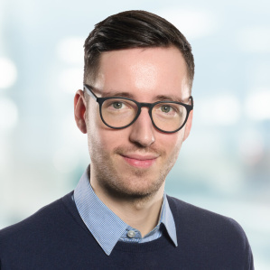 Mann lächelt freundlich in die Kamera