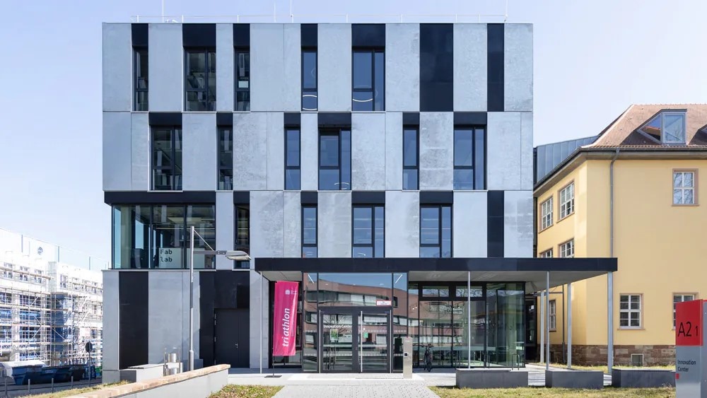 Gebäude mit Glasfront und modernem Design