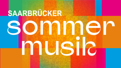 Schriftzug "Saarbrücker Sommermusik" vor buntem Mosaikhintergrund