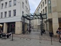 Blick von einer Einkaufsstraße in eine Seitenstraße