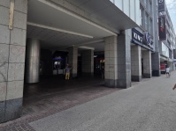 Eine Kolonnade in einer Einkaufsstraße in dem ein Straßenmusiker spielt